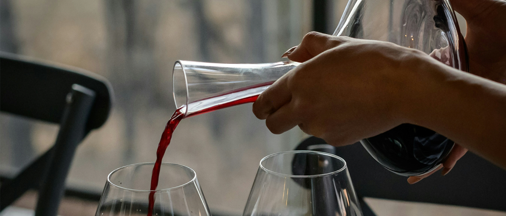 Décanter un vin dans une carafe à base large