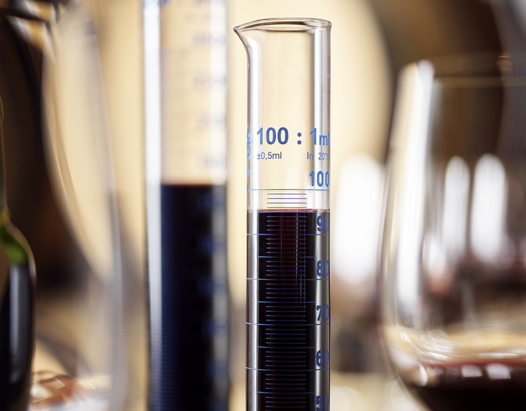 Faire du vin avec des moûts ou des vins finis en cours d'élevage