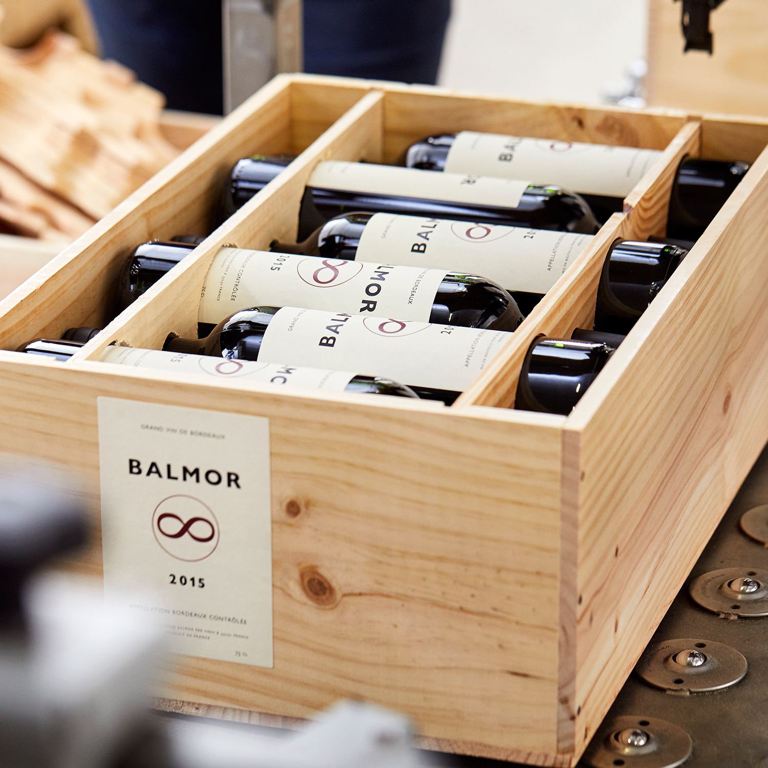 Caisse en bois contenant la création de son propre vin de Bordeaux.